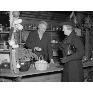  1937 photo Wife of Agriculture secretary views rural art 