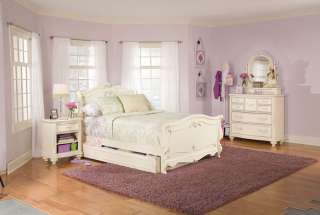 Antiqued White Queen 4 pc Bedroom Set  