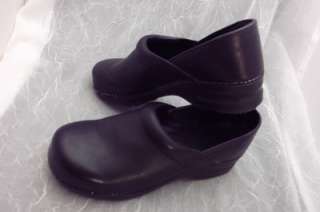   SKECHERS Slip Resistant Black Leather Professional Stapled Clogs Sz 8