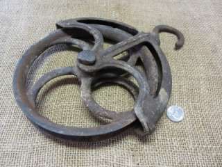   Iron Well Pulley > Antique Old Farm Wheel Barn RARE SIZE 6970  