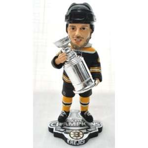   46 NHL OFFICIAL 2011 STANLEY CUP TROPHY CHAMPIONSHIP BOBBLEHEAD BOBBLE